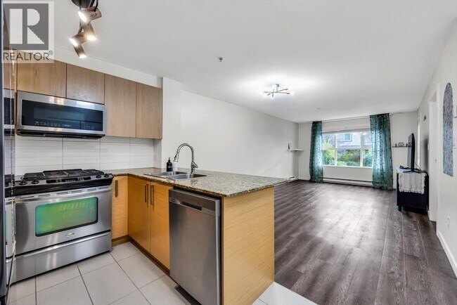 5889 Irmin St in Burnaby, BC - Building Photo - Building Photo