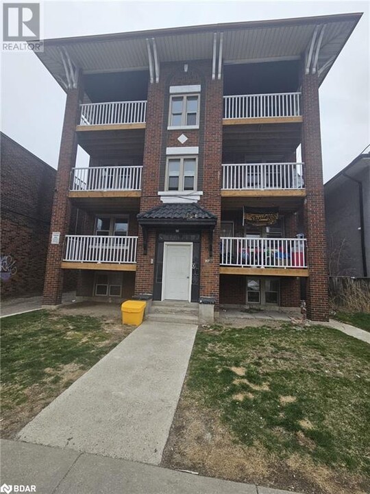 917 Main St E in Hamilton, ON - Building Photo