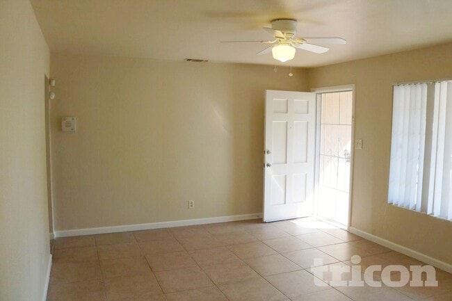 5812 Laurine Way in Sacramento, CA - Building Photo - Building Photo