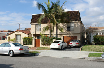 401 S Fischer St in Glendale, CA - Foto de edificio - Building Photo