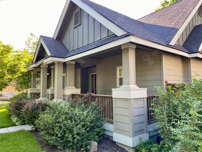20601 NE Sierra Dr in Bend, OR - Building Photo - Building Photo
