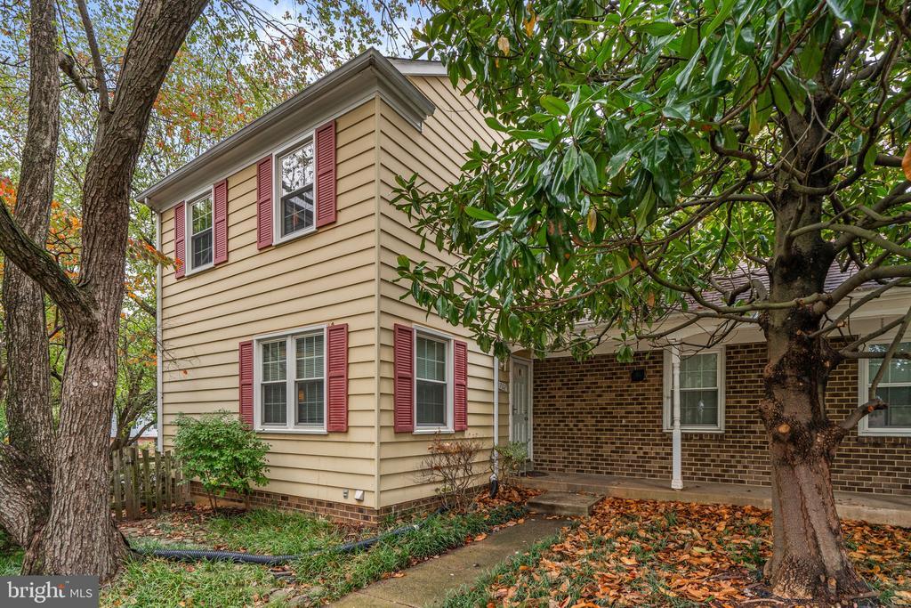 702 Hemlock Ct in Herndon, VA - Building Photo