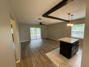 6396 27th St N, Unit Apt. B in St. Petersburg, FL - Foto de edificio - Building Photo