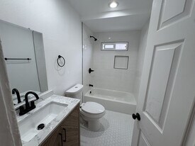 311 1/2 W 33rd St, Unit 1/2 in Los Angeles, CA - Building Photo