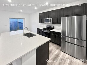 1135 White Oak Cir in Crystal Lake, IL - Building Photo - Building Photo