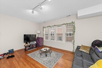 2307 E 70th Pl, Unit 214 in Chicago, IL - Building Photo - Building Photo