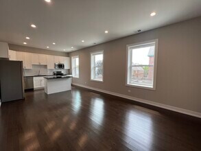 4927 N Claremont Ave in Chicago, IL - Building Photo - Building Photo