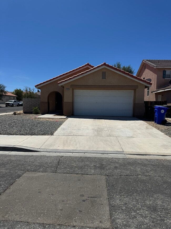 14401 Hidden Rock Rd in Victorville, CA - Building Photo - Building Photo