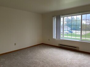 2039 S Main St, Unit 3 in West Bend, WI - Building Photo - Building Photo