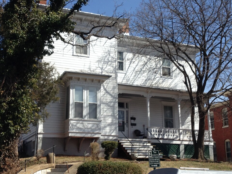 27 S Market St in Staunton, VA - Building Photo