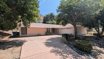 2566 Flanders Rd in Riverside, CA - Building Photo