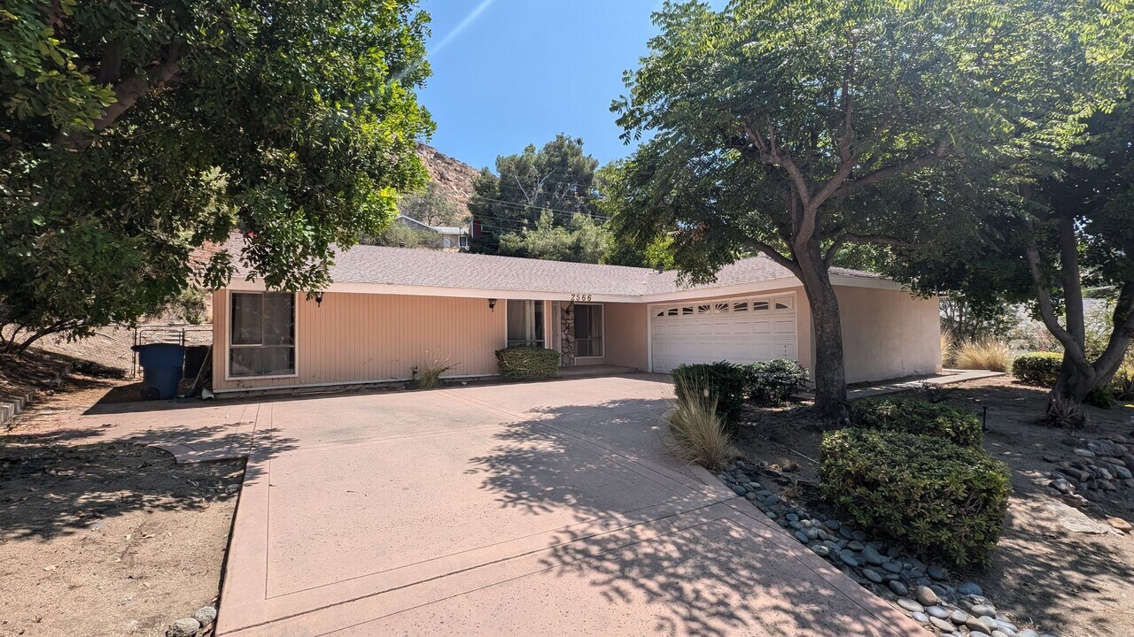 2566 Flanders Rd in Riverside, CA - Building Photo