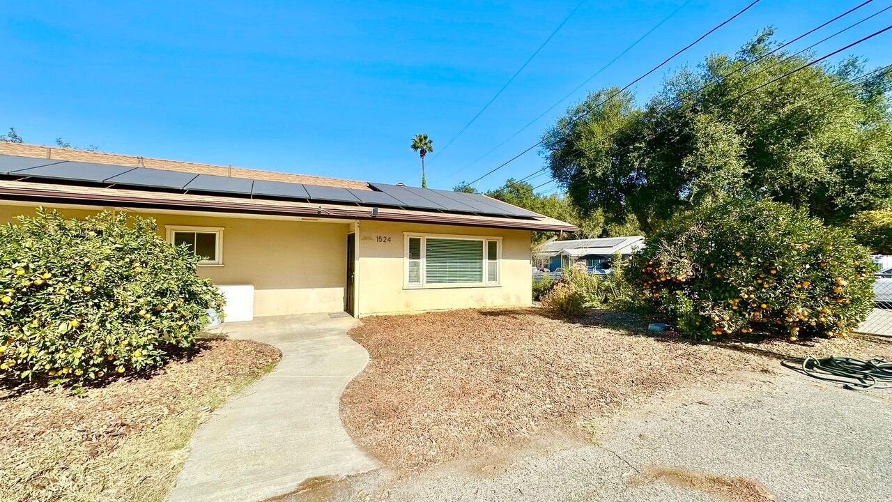 1524 E Mission Rd in Fallbrook, CA - Building Photo