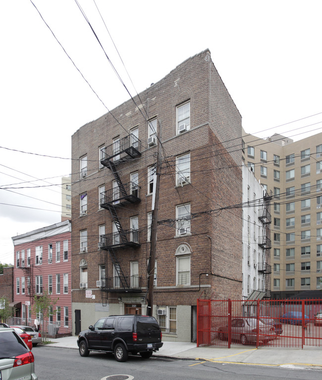 2031 Ryer Ave in Bronx, NY - Foto de edificio - Building Photo