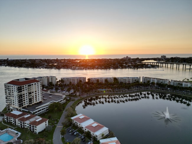 6295 Bahia Del Mar Cir in St. Petersburg, FL - Building Photo - Building Photo