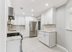 902 Plymouth Rd in North Brunswick, NJ - Building Photo - Building Photo