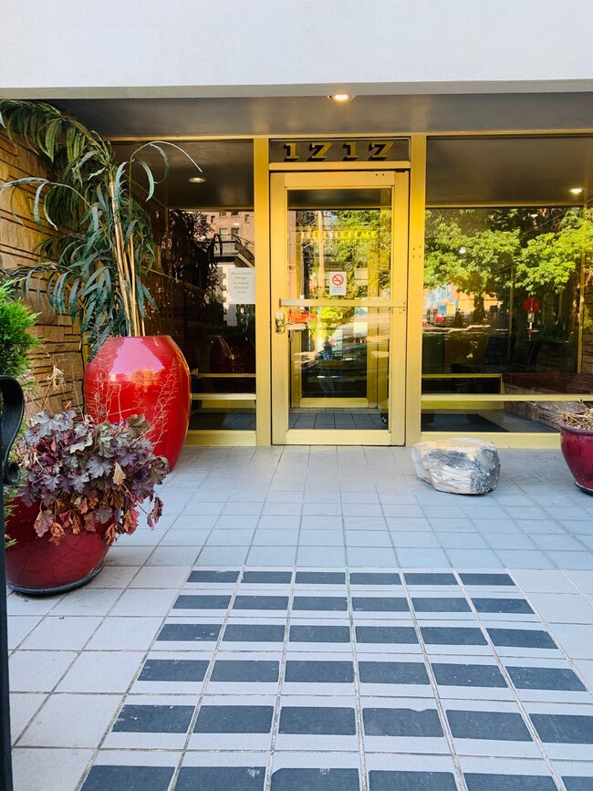 Bellevue Place Apartments in Seattle, WA - Foto de edificio - Building Photo