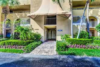 600 Uno Lago Dr in North Palm Beach, FL - Building Photo - Building Photo