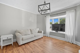 45 Highland Ave, Unit 1 in Lowell, MA - Foto de edificio - Building Photo