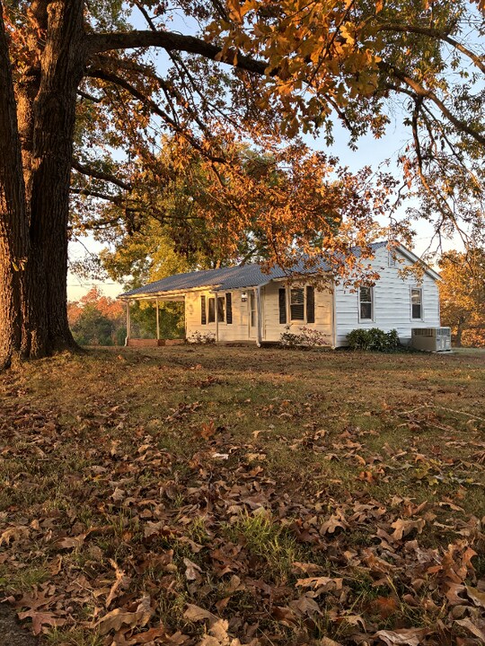 3392 Ball Rd in Cunningham, TN - Building Photo
