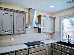 10631 Del Monte Dr in Houston, TX - Foto de edificio - Building Photo