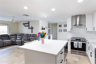 2400 NW 103rd Ave in Pembroke Pines, FL - Building Photo - Building Photo