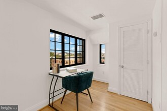 1701 16th St NW in Washington, DC - Foto de edificio - Building Photo