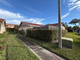 4377 Woodstock Dr in West Palm Beach, FL - Building Photo