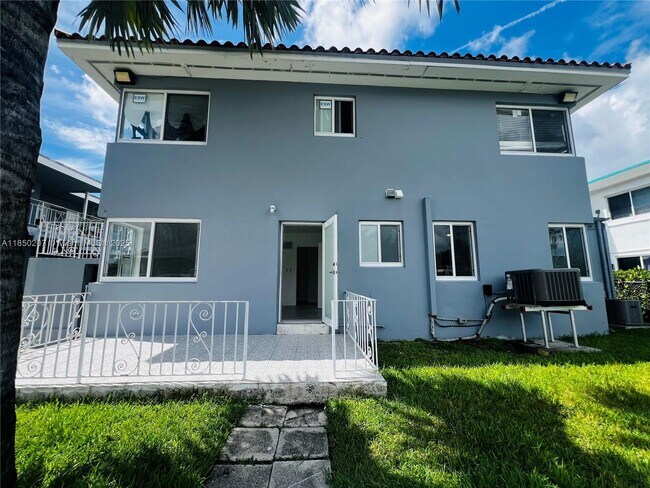 2045 Calais Dr in Miami Beach, FL - Building Photo - Building Photo