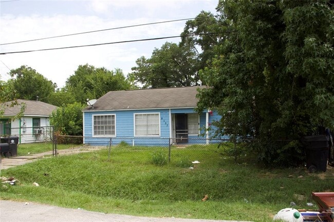 8137 Snowden St in Houston, TX - Foto de edificio - Building Photo