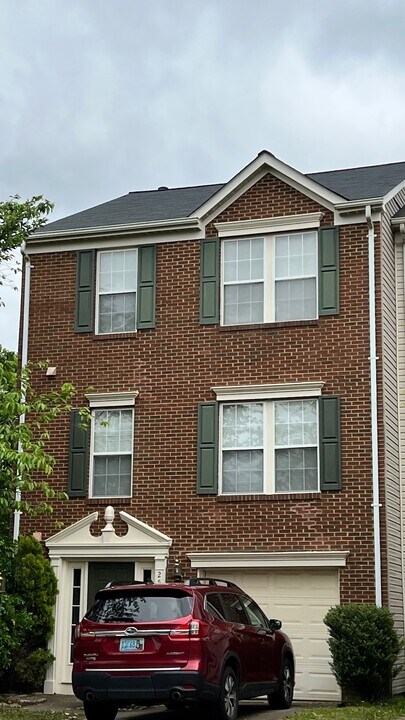2541 Thorncroft Pl in Herndon, VA - Building Photo