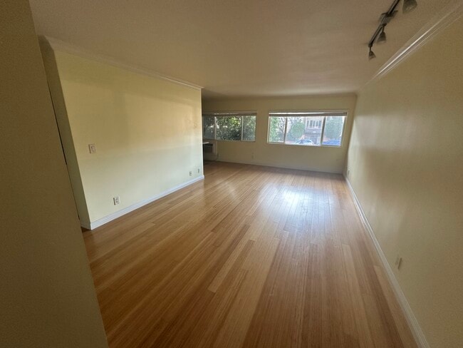 1154 S Barrington Ave, Unit 102 in Los Angeles, CA - Foto de edificio - Building Photo