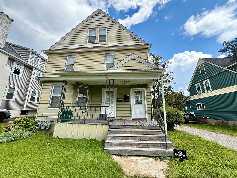 44 Dover St, Unit 1 in Worcester, MA - Foto de edificio