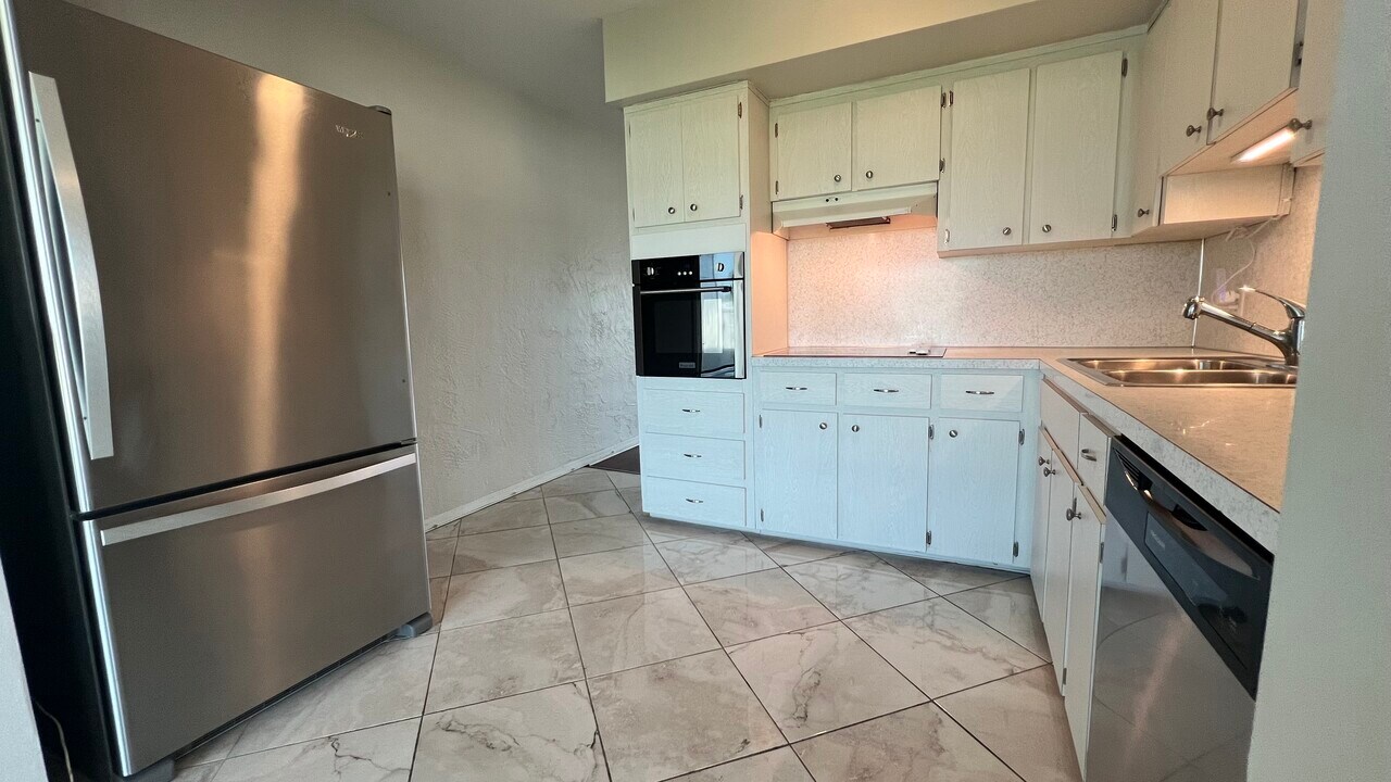 2454 Australia Way E in Clearwater, FL - Building Photo