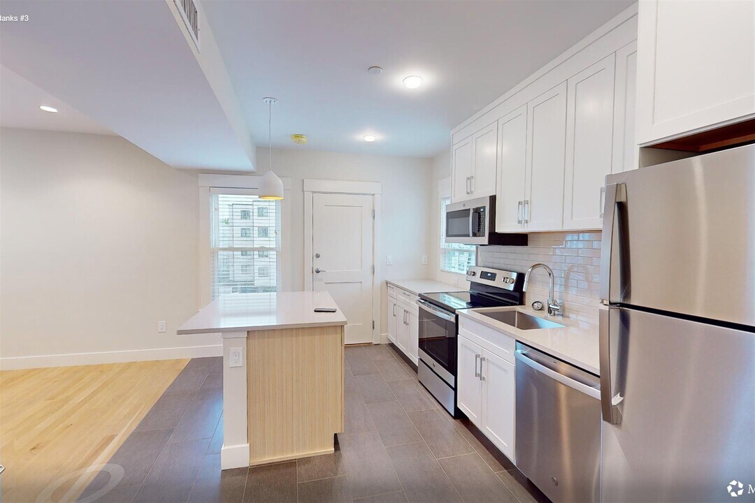 200 Banks St in Cambridge, MA - Building Photo