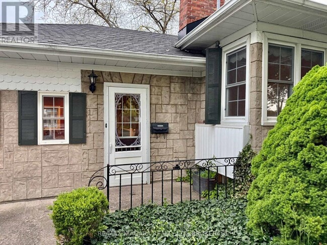 property at 39 Maplewood Dr