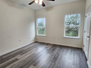 6202 Lacey Oak Dr in Hitchcock, TX - Building Photo - Building Photo