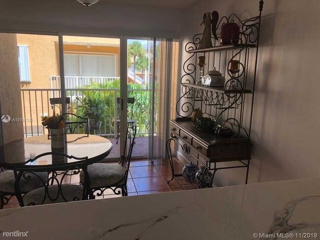 6215 SW Kendale Lakes Cir in Miami, FL - Foto de edificio - Building Photo