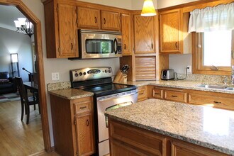 1291 Lake Susan Hills Dr in Chanhassen, MN - Foto de edificio - Building Photo