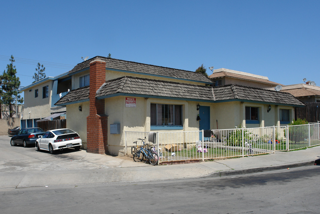 17471 Dairyview Cir in Huntington Beach, CA - Building Photo