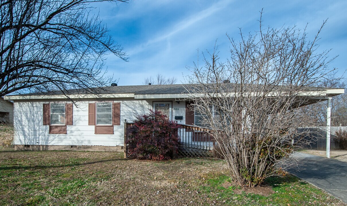 2104 Sycamore Pl in Springdale, AR - Building Photo