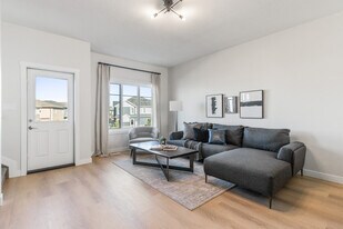 8051 Orchards Green SW in Edmonton, AB - Building Photo