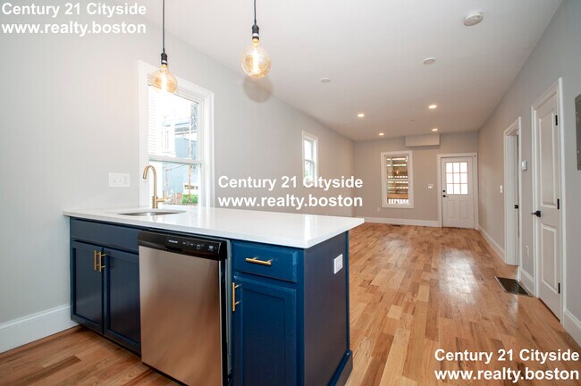 137 Paris St, Unit 1 in Boston, MA - Building Photo - Building Photo
