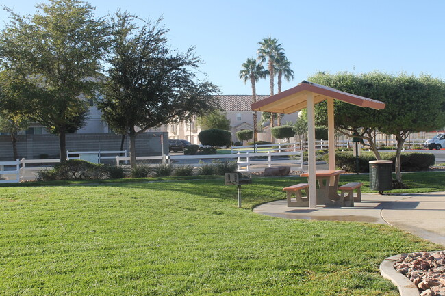 5992 Trickling Descent St in Henderson, NV - Foto de edificio - Building Photo