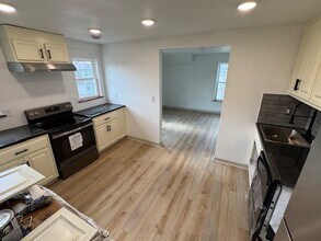 36 Cedar St, Unit 38 Upper in Hartford, WI - Building Photo - Building Photo