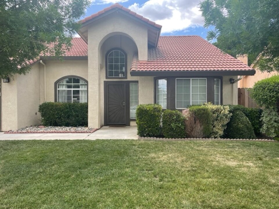 1961 Davis Dr in Los Banos, CA - Building Photo