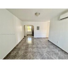 11 Sidonia Ave in Coral Gables, FL - Foto de edificio - Building Photo