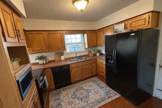 6609 J F Douglas Dr in Ocean Springs, MS - Building Photo - Building Photo