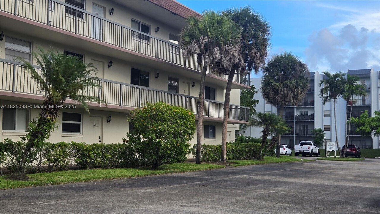 7500 NW 17th St in Plantation, FL - Building Photo