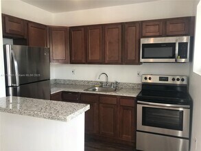 540 NW 7th St-Unit -15 in Miami, FL - Building Photo - Building Photo